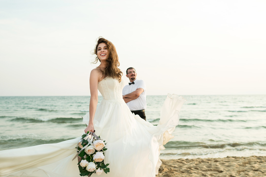 sposa felice spiaggia follonica