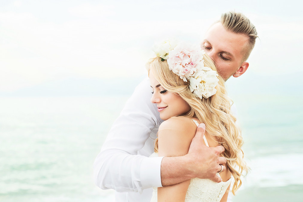 Свадьба в Италии, символическая свадебная церемония на пляже  title=