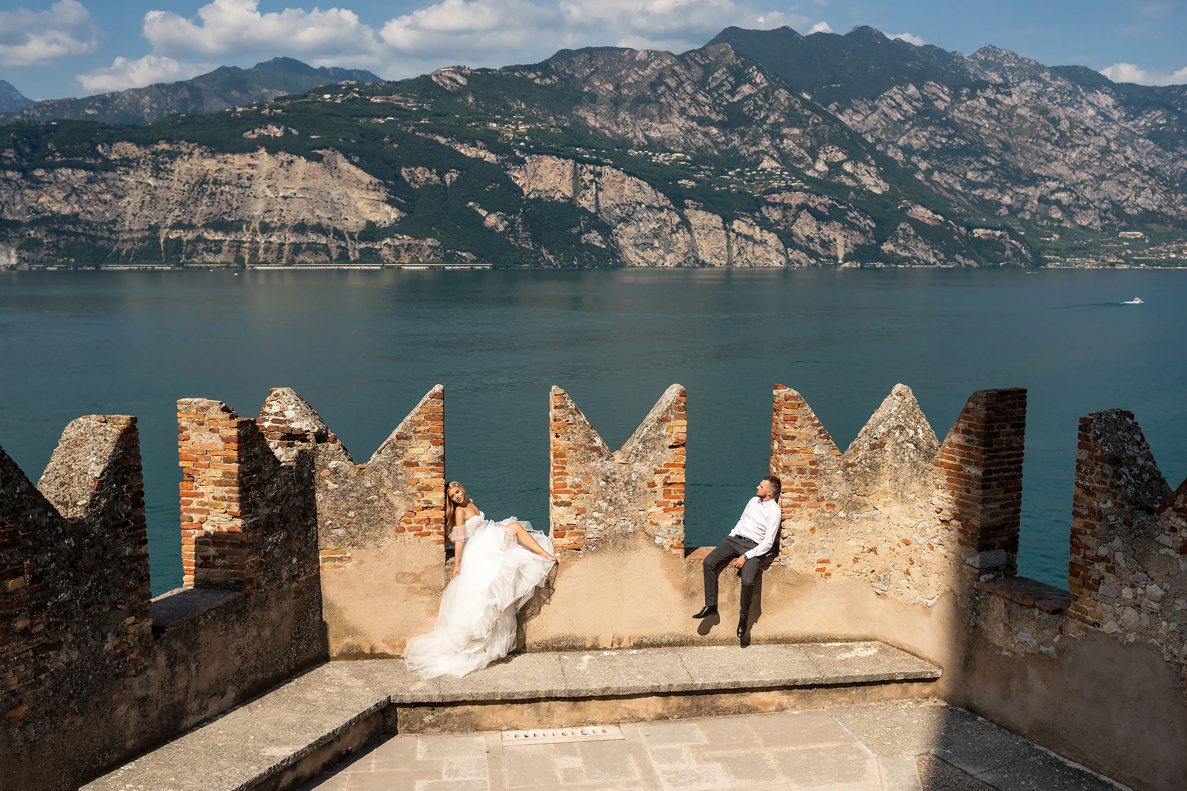 Официальная регистрация брака в замке на озере Гарда title=