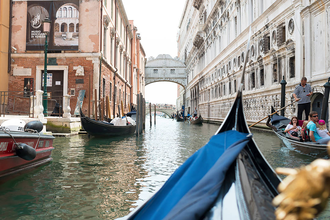 вид на мост вздохов венеция