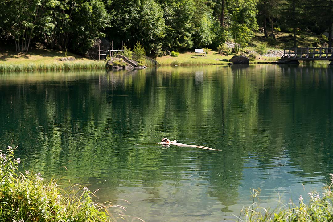 купание в озере горы