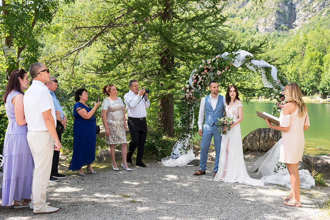 свадебная церемония у альпийского озера в горах